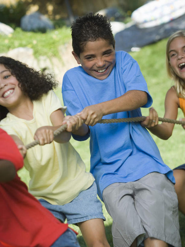 西方人,儿童,三个人,伙伴,朋友,笑,微笑,露齿笑,竖图,室外,白天,正面,游戏,友谊,纯洁,草地,草坪,植物,欧洲,欧洲人,握,阴影,服装,朦胧,模糊,光线,影子,玩,注视,休闲装,娱乐,草,小孩,衣服,绿色,阳光,绳子,观察,看,休闲,休闲服,可爱,童年,童趣,握着,服饰,观看,活动,绳索,察看,发泄,关注,消遣,智力,童真,烂漫,无邪,宣泄,天真,友情,男孩,男人,男性,女孩,女人,女性,白种人,玩耍,嬉戏,半身,彩图,男生,女生