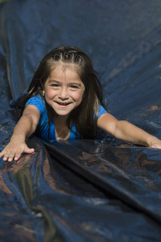 西方人,儿童,一个人,举,笑,攀登,微笑,露齿笑,竖图,俯视,室外,白天,游戏,纯洁,欧洲,欧洲人,仅一个女性,仅一个人,阴影,服装,光线,影子,玩,注视,休闲装,娱乐,小孩,衣服,阳光,观察,看,托,仅一个小孩,休闲,休闲服,爬,可爱,童年,童趣,服饰,观看,活动,察看,发泄,关注,消遣,智力,童真,烂漫,无邪,宣泄,天真,女孩,女人,女性,白种人,孩子,举起,举手,举着,攀爬,抬头,玩耍,嬉戏,向上举,向上伸,向上托,仰头,半身,彩图,高角度拍摄,女生