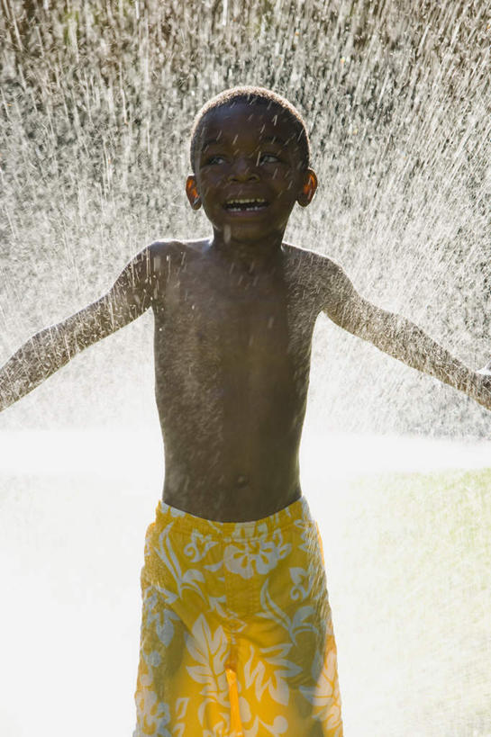 西方人,儿童,一个人,站,伸展双臂,笑,微笑,露齿笑,竖图,室外,白天,正面,纯洁,水,欧洲,非洲,黑人,欧洲人,仅一个男性,仅一个人,阴影,飞溅,裤子,朦胧,模糊,溅,光线,液体,影子,水滴,注视,裸露,水珠,小孩,黄色,阳光,观察,看,站着,仅一个小孩,可爱,童年,童趣,观看,察看,关注,喷洒,裸,童真,烂漫,无邪,天真,男孩,男人,男性,非洲人,孩子,敞开双臂,伸开双臂,展开双肩,站立,张开手臂,张开双臂,半身,彩图,男生