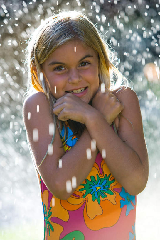 西方人,儿童,一个人,站,笑,双手交叉,微笑,露齿笑,竖图,室外,白天,正面,泳装,纯洁,水,欧洲,欧洲人,仅一个女性,仅一个人,飞溅,朦胧,模糊,溅,液体,水滴,注视,水珠,小孩,观察,看,站着,仅一个小孩,可爱,童年,童趣,观看,察看,双手抱胸,关注,喷洒,童真,烂漫,无邪,连体泳衣,天真,女孩,女人,女性,白种人,孩子,站立,半身,彩图,泳衣,女生