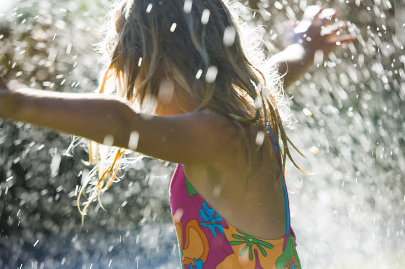 西方人,儿童,一个人,站,举,笑,微笑,露齿笑,横图,室外,白天,侧面,泳装,纯洁,水,欧洲,欧洲人,仅一个女性,仅一个人,飞溅,朦胧,模糊,溅,液体,水滴,注视,水珠,小孩,观察,看,托,站着,仅一个小孩,可爱,童年,童趣,观看,察看,关注,喷洒,童真,烂漫,无邪,连体泳衣,天真,女孩,女人,女性,白种人,孩子,举起,举手,举着,抬头,向上举,向上伸,向上托,仰头,站立,半身,彩图,泳衣,女生