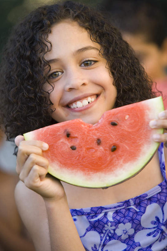 西方人,儿童,脸,头,脸颊,头发,三个人,伙伴,朋友,站,笑,微笑,露齿笑,竖图,室外,特写,白天,正面,泳装,友谊,纯洁,西瓜,水果,欧洲,非洲,黑人,欧洲人,握,阴影,朦胧,模糊,新鲜,光线,影子,生食,食品,果实,注视,裸露,肩膀,食物,小孩,黑色,阳光,观察,看,站着,可爱,童年,童趣,握着,有机食品,绿色食品,观看,察看,关注,裸,童真,烂漫,无邪,连体泳衣,天真,友情,男孩,男人,男性,女孩,女人,女性,非洲人,头部,长发,卷发,脸部,脸蛋,面部,寒瓜,站立,半身,彩图,泳衣,男生,女生