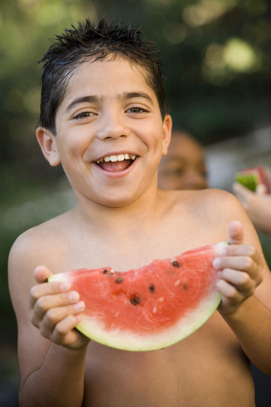 西方人,儿童,一个人,站,笑,吃,微笑,露齿笑,竖图,室外,白天,正面,纯洁,西瓜,水果,欧洲,欧洲人,仅一个男性,仅一个人,握,阴影,朦胧,模糊,新鲜,光线,影子,生食,食品,果实,注视,裸露,食物,一个,小孩,阳光,观察,看,站着,仅一个小孩,可爱,童年,童趣,握着,有机食品,绿色食品,单个,观看,察看,关注,裸,童真,烂漫,无邪,天真,男孩,男人,男性,白种人,孩子,寒瓜,嚼,食,站立,半身,彩图,男生