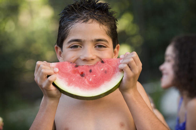 西方人,儿童,两个人,伙伴,朋友,站,笑,吃,微笑,露齿笑,横图,室外,白天,正面,友谊,纯洁,西瓜,水果,欧洲,欧洲人,握,阴影,朦胧,模糊,新鲜,光线,影子,生食,食品,果实,注视,裸露,食物,一个,小孩,阳光,观察,看,站着,可爱,童年,童趣,握着,有机食品,绿色食品,单个,观看,察看,关注,裸,童真,烂漫,无邪,天真,友情,男孩,男人,男性,女孩,女人,女性,白种人,寒瓜,嚼,食,站立,半身,彩图,男生,女生