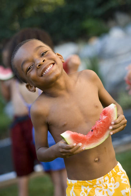 西方人,儿童,三个人,伙伴,朋友,站,笑,微笑,露齿笑,竖图,室外,白天,正面,友谊,纯洁,植物,西瓜,水果,欧洲,非洲,黑人,欧洲人,握,阴影,泳裤,朦胧,模糊,新鲜,光线,影子,生食,食品,果实,注视,裸露,树,树木,食物,小孩,绿色,阳光,自然,观察,看,站着,可爱,童年,童趣,握着,有机食品,绿色食品,生长,成长,观看,察看,关注,裸,童真,烂漫,无邪,天真,友情,男孩,男人,男性,白种人,非洲人,寒瓜,站立,半身,彩图,男生