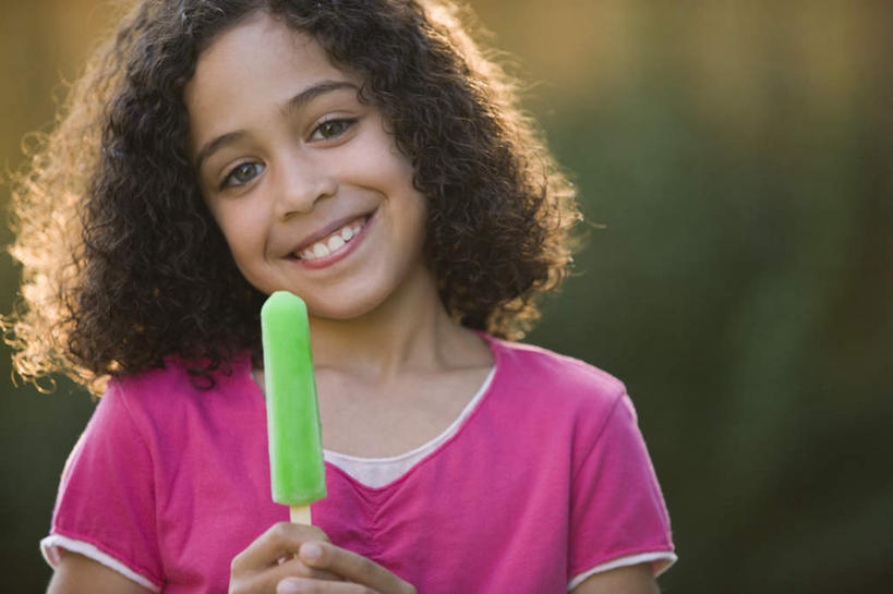 儿童,脸,头,脸颊,头发,一个人,站,笑,微笑,露齿笑,横图,室外,特写,白天,正面,纯洁,植物,仅一个女性,仅一个人,握,阴影,服装,朦胧,模糊,光线,影子,清凉,注视,休闲装,棒冰,冰棍,肩膀,树,树木,一个,小孩,衣服,粉色,绿色,黑色,阳光,自然,冷饮,观察,看,站着,仅一个小孩,休闲,舒服,休闲服,可爱,童年,童趣,握着,服饰,生长,单个,成长,观看,解暑,察看,冰棒,关注,解渴,童真,烂漫,无邪,舒爽,消暑,冰条,天真,女孩,女人,女性,孩子,头部,卷发,脸部,脸蛋,面部,站立,半身,彩图,短发,女生