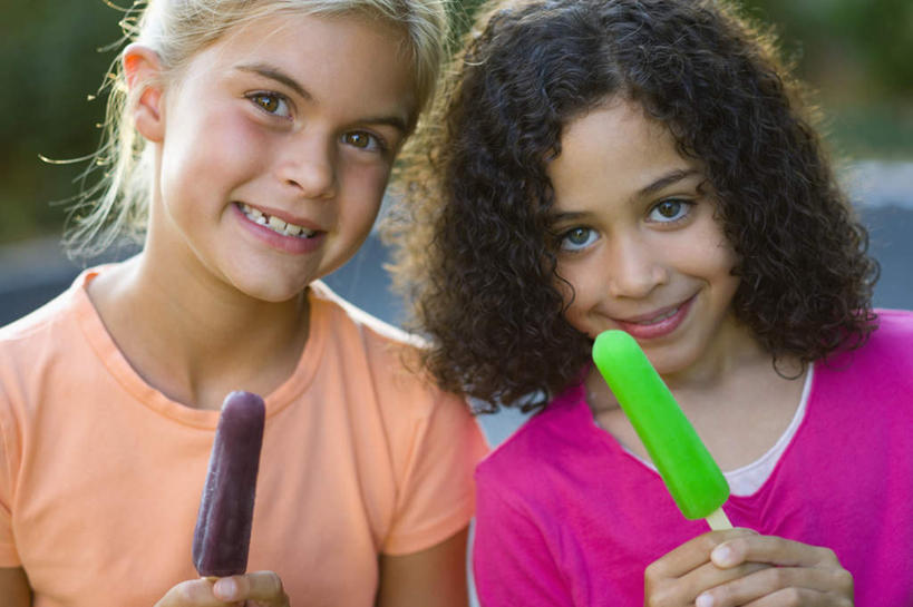 西方人,儿童,脸,头,脸颊,两个人,伙伴,朋友,站,笑,微笑,横图,室外,特写,白天,正面,友谊,纯洁,欧洲,非洲,黑人,欧洲人,握,阴影,服装,朦胧,模糊,光线,影子,清凉,注视,休闲装,棒冰,冰棍,肩膀,两个,小孩,衣服,粉色,绿色,紫色,阳光,冷饮,观察,看,站着,休闲,舒服,休闲服,可爱,童年,童趣,握着,服饰,观看,解暑,察看,冰棒,关注,解渴,童真,烂漫,无邪,舒爽,消暑,冰条,天真,友情,女孩,女人,女性,白种人,非洲人,头部,脸部,脸蛋,面部,站立,半身,彩图,女生