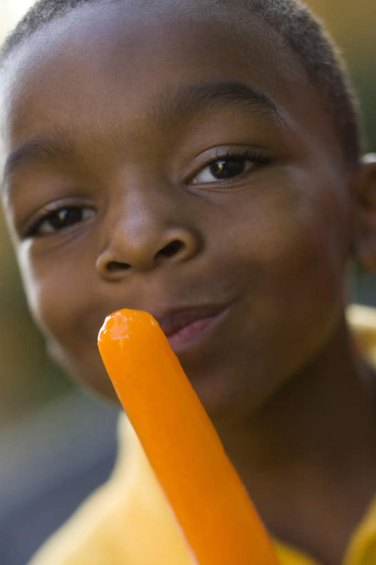 西方人,儿童,脸,头,脸颊,一个人,笑,吃,微笑,竖图,室外,特写,白天,正面,纯洁,欧洲,非洲,黑人,欧洲人,仅一个男性,仅一个人,服装,朦胧,模糊,清凉,注视,休闲装,棒冰,冰棍,肩膀,一个,小孩,衣服,冷饮,观察,看,仅一个小孩,休闲,舒服,休闲服,橙色,可爱,童年,童趣,服饰,单个,观看,解暑,察看,冰棒,关注,解渴,童真,烂漫,无邪,舒爽,消暑,冰条,天真,男孩,男人,男性,非洲人,孩子,头部,脸部,脸蛋,面部,嚼,食,半身,彩图,男生
