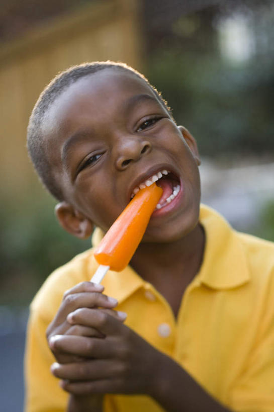 西方人,儿童,手,一个人,笑,吃,微笑,竖图,室外,白天,正面,纯洁,欧洲,非洲,黑人,欧洲人,双手,仅一个男性,仅一个人,握,咬,服装,朦胧,模糊,清凉,注视,休闲装,棒冰,冰棍,一个,小孩,衣服,冷饮,观察,看,仅一个小孩,休闲,舒服,手部,休闲服,橙色,可爱,童年,童趣,握着,服饰,单个,观看,解暑,咬着,察看,冰棒,关注,解渴,童真,烂漫,无邪,舒爽,消暑,冰条,天真,男孩,男人,男性,非洲人,孩子,嚼,食,半身,彩图,男生