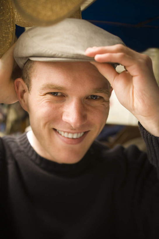 西方人,脸,头,脸颊,手,一个人,站,竖图,室外,特写,白天,正面,帽子,欧洲,欧洲人,双手,仅一个男性,仅一个人,戴,握,服装,注视,休闲装,肩膀,仅一个年轻男性,衣服,观察,看,站着,休闲,手部,休闲服,握着,服饰,观看,戴着,察看,关注,贝雷帽,一顶,男人,男性,年轻男性,白种人,头部,脸部,脸蛋,面部,站立,半身,彩图