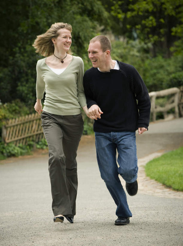 西方人,两个人,跑,握手,笑,微笑,露齿笑,竖图,室外,白天,正面,爱情,锻炼,运动,草地,草坪,植物,道路,路,欧洲,欧洲人,阴影,服装,光线,影子,小路,交通,浪漫,注视,休闲装,草,树,树木,衣服,绿色,阳光,自然,观察,看,休闲,温暖,温馨,休闲服,恩爱,恋人,服饰,生长,成长,观看,和睦,察看,关注,体育,男人,男性,年轻男性,年轻女性,女人,女性,白种人,情侣,搀手,拉手,跑步,手拉手,手握手,彩图,全身,健身,伴侣,融洽