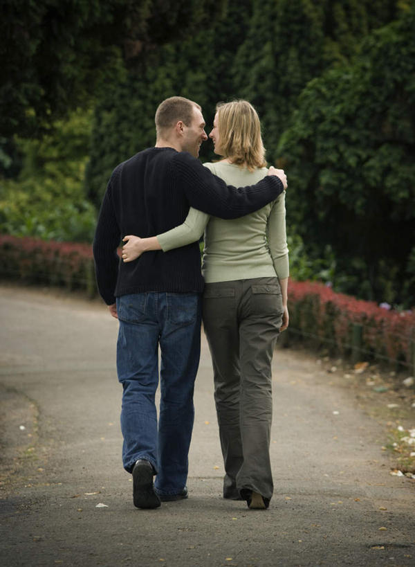 西方人,两个人,走,抱,笑,微笑,露齿笑,竖图,室外,白天,爱情,草地,草坪,植物,道路,路,欧洲,欧洲人,服装,小路,交通,浪漫,注视,休闲装,草,树,树木,背面,衣服,绿色,自然,观察,看,休闲,温暖,温馨,休闲服,恩爱,恋人,服饰,生长,成长,抱着,观看,和睦,察看,搂着,关注,男人,男性,年轻男性,年轻女性,女人,女性,白种人,情侣,步行,搂,搂抱,散步,走路,彩图,全身,伴侣,融洽