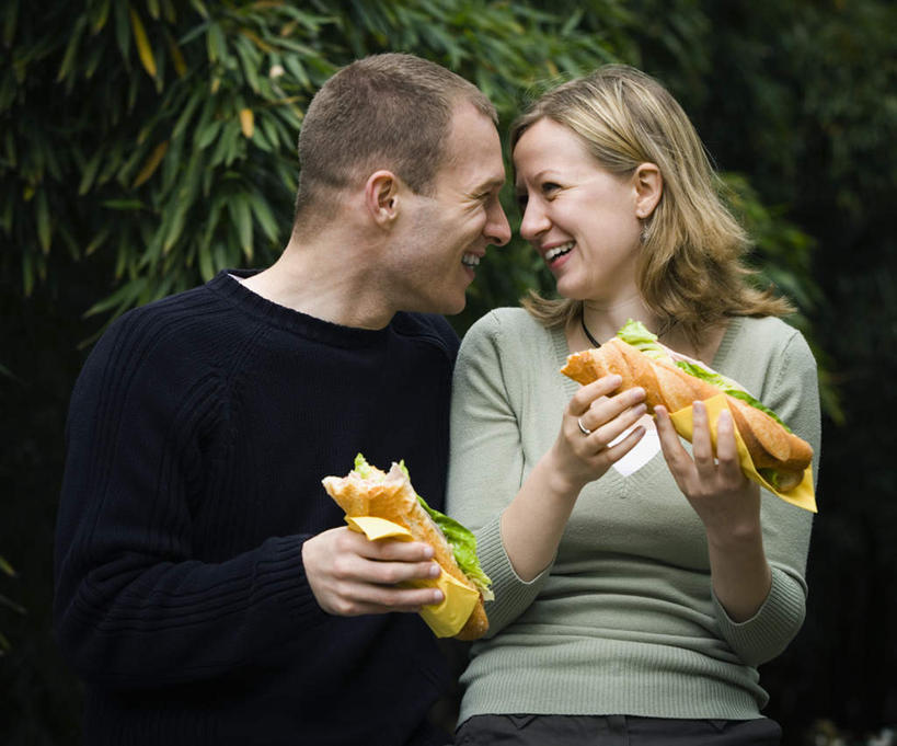 点心,面包,西方人,两个人,笑,微笑,露齿笑,横图,室外,白天,正面,爱情,烹饪,西餐,植物,蔬菜,项链,叶子,欧洲,欧洲人,握,服装,新鲜,三明治,料理,食品,面点,绿叶,浪漫,法国面包,注视,休闲装,菜肴,美食,相视,装饰品,树,树木,食物,糕点,一个,衣服,绿色,自然,饰品,首饰,快餐,观察,看,休闲,温暖,温馨,面对面,休闲服,嫩叶,恩爱,西式,握着,恋人,服饰,佳肴,有机食品,绿色食品,生长,单个,成长,观看,对视,法棍,和睦,察看,长棍面包,互视,关注,相对,西式快餐,三文治,法式长棍面包,相看,男人,男性,年轻男性,年轻女性,女人,女性,白种人,情侣,叶,叶片,半身,彩图,伴侣,融洽