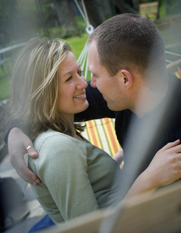 西方人,两个人,抱,笑,微笑,露齿笑,竖图,室外,白天,侧面,爱情,草地,草坪,植物,欧洲,欧洲人,阴影,服装,朦胧,模糊,光线,影子,浪漫,注视,休闲装,相视,草,树,树木,衣服,绿色,阳光,自然,观察,看,休闲,温暖,温馨,面对面,休闲服,恩爱,恋人,服饰,生长,成长,抱着,观看,对视,和睦,察看,互视,搂着,关注,相对,相看,男人,男性,年轻男性,年轻女性,女人,女性,白种人,情侣,搂,搂抱,半身,彩图,伴侣,融洽