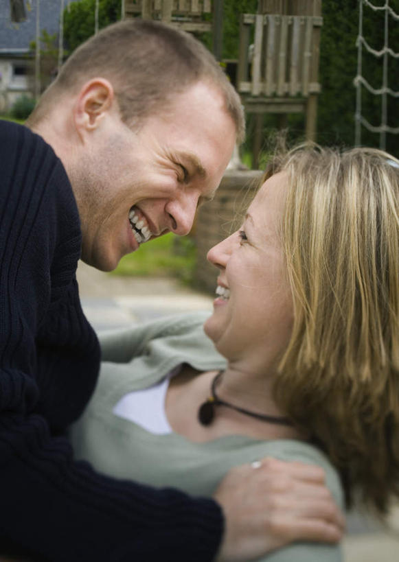 西方人,两个人,躺,笑,微笑,露齿笑,竖图,室外,白天,侧面,爱情,草地,草坪,植物,项链,欧洲,欧洲人,阴影,服装,光线,影子,浪漫,注视,休闲装,相视,装饰品,草,衣服,绿色,阳光,饰品,首饰,观察,看,休闲,温暖,温馨,面对面,休闲服,恩爱,恋人,服饰,观看,对视,和睦,察看,互视,关注,相对,相看,卧着,男人,男性,年轻男性,年轻女性,女人,女性,白种人,情侣,躺着,卧,半身,彩图,伴侣,融洽