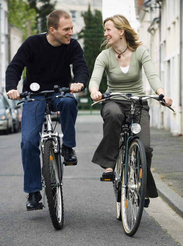 西方人,两个人,高楼大厦,笑,微笑,露齿笑,竖图,室外,白天,正面,爱情,植物,大厦,道路,建筑,路,摩天大楼,自行车,汽车,欧洲,欧洲人,两辆,握,服装,小路,交通,浪漫,注视,休闲装,车,脚踏车,树,树木,骑,衣服,绿色,自然,交通工具,轿车,观察,看,骑车,休闲,温暖,温馨,面对面,休闲服,恩爱,握着,恋人,服饰,生长,成长,观看,和睦,察看,关注,载具,男人,男性,年轻男性,年轻女性,女人,女性,白种人,情侣,彩图,全身,大楼,高层建筑,高楼,摩天楼,伴侣,融洽