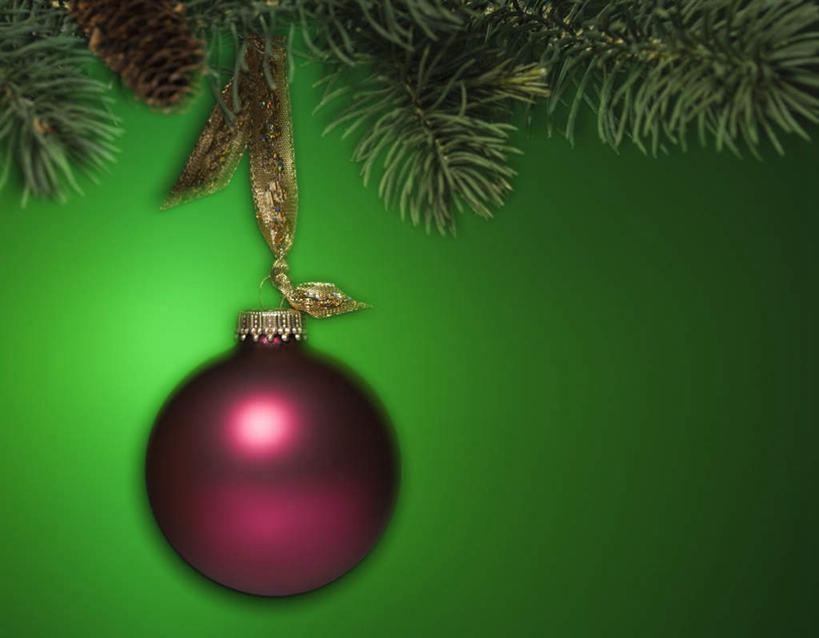 无人,横图,室内,特写,白天,正面,静物,圣诞节,绿色背景,节日,庆祝,装饰,挂饰,丝绸,丝带,缎带,圣诞球,文化,绸带,球,一个,红色,庆典,球体,摄影,冬青,影棚,单个,纪念,希望,华丽,修饰,点缀,生命,槲寄生,冻青,衬托,美观,雅致,雅观,丰饶,彩图,影棚拍摄,拍摄