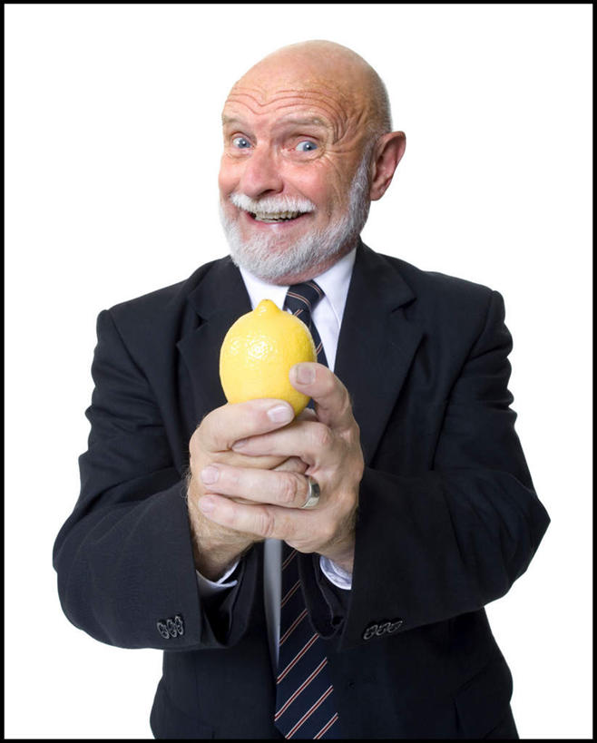 西方人,胡须,秃头,一个人,商务人士,商务男性,站,笑,微笑,露齿笑,竖图,室内,白天,白色背景,正面,衬衫,柠檬,水果,欧洲,欧洲人,仅一个男性,仅一个人,握,套装,新鲜,生食,食品,果实,领带,注视,食物,一个,黄色,观察,看,站着,仅一个老年男性,握着,摄影,有机食品,绿色食品,影棚,单个,观看,察看,象征,庄重,关注,商务装,身份,工薪阶层,正式,地位,老年男性,男人,男性,白种人,光头,胡子,络腮胡,无发,白领,上班族,益母果,柠果,站立,半身,彩图,影棚拍摄,衬衣,拍摄