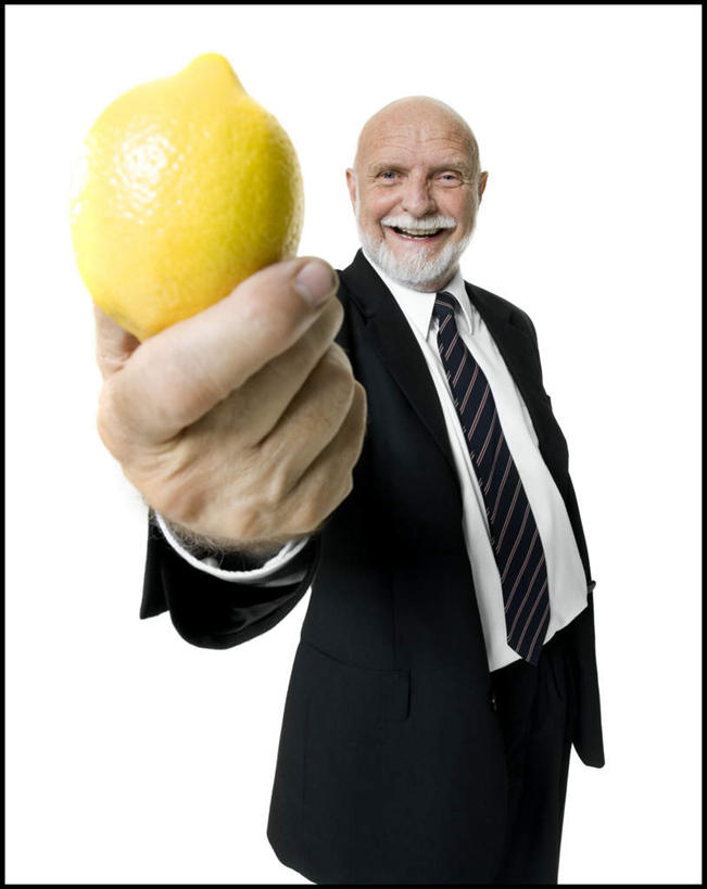 西方人,胡须,秃头,一个人,商务人士,商务男性,站,举,笑,微笑,露齿笑,竖图,室内,白天,白色背景,正面,衬衫,柠檬,水果,欧洲,欧洲人,仅一个男性,仅一个人,握,套装,新鲜,生食,食品,果实,领带,注视,食物,一个,黄色,观察,看,托,站着,仅一个老年男性,握着,摄影,有机食品,绿色食品,影棚,单个,观看,察看,象征,庄重,关注,商务装,身份,工薪阶层,正式,地位,老年男性,男人,男性,白种人,光头,胡子,络腮胡,无发,白领,上班族,益母果,柠果,举起,举手,举着,向上举,向上伸,向上托,站立,半身,彩图,影棚拍摄,衬衣,拍摄