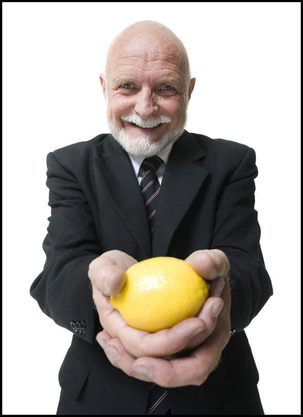 西方人,胡须,秃头,一个人,商务人士,商务男性,站,捧,笑,微笑,露齿笑,竖图,室内,白天,白色背景,正面,衬衫,柠檬,水果,欧洲,欧洲人,仅一个男性,仅一个人,套装,新鲜,生食,食品,果实,领带,注视,食物,一个,黄色,观察,看,站着,仅一个老年男性,摄影,有机食品,绿色食品,影棚,单个,观看,察看,象征,庄重,关注,商务装,身份,工薪阶层,正式,地位,老年男性,男人,男性,白种人,光头,胡子,络腮胡,无发,白领,上班族,益母果,柠果,端,端着,捧着,手捧,站立,半身,彩图,影棚拍摄,衬衣,拍摄