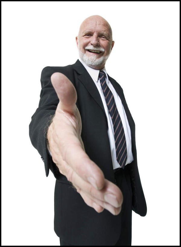 西方人,胡须,秃头,一个人,商务人士,商务男性,站,握手,竖图,室内,白天,白色背景,正面,衬衫,欧洲,欧洲人,仅一个男性,仅一个人,套装,领带,注视,观察,看,站着,仅一个老年男性,摄影,影棚,观看,察看,象征,庄重,关注,商务装,身份,工薪阶层,正式,地位,老年男性,男人,男性,白种人,光头,胡子,络腮胡,无发,白领,上班族,搀手,拉手,手拉手,手握手,站立,半身,彩图,影棚拍摄,衬衣,拍摄