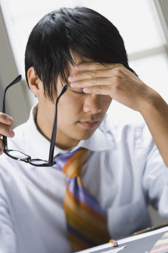 东方人,一个人,商务人士,商务男性,闭眼,竖图,室内,白天,正面,衬衫,窗户,亚洲,仅一个男性,仅一个人,一副,撑,握,套装,眼镜,墙,领带,黄种人,玻璃窗,墙壁,墙面,仅一个年轻男性,疲倦,握着,疲劳,撑着,疲惫,象征,庄重,商务装,身份,困乏,近视眼镜,工薪阶层,疲乏,正式,地位,委顿,疲困,疲顿,疲钝,倦怠,怠倦,男人,男性,年轻男性,亚洲人,白领,上班族,闭眼睛,闭着眼,闭着眼睛,半身,彩图,衬衣