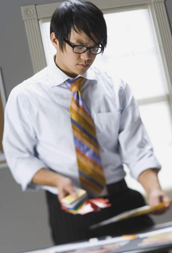 东方人,一个人,商务人士,商务男性,站,竖图,室内,白天,正面,衬衫,窗户,亚洲,仅一个男性,仅一个人,一副,许多,握,套装,检查,材料,档案,文件,眼镜,墙,领带,注视,黄种人,玻璃窗,墙壁,墙面,仅一个年轻男性,白色,资料,低头,观察,看,站着,握着,观看,察看,象征,庄重,关注,文档,商务装,身份,近视眼镜,工薪阶层,正式,地位,垂头,男人,男性,年轻男性,亚洲人,白领,上班族,站立,半身,彩图,衬衣