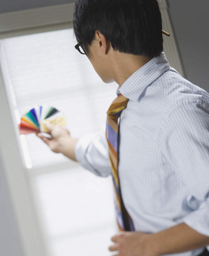 东方人,一个人,商务人士,商务男性,站,竖图,彩色,室内,白天,侧面,衬衫,窗户,亚洲,仅一个男性,仅一个人,一副,握,套装,眼镜,墙,领带,系统,注视,黄种人,玻璃窗,墙壁,墙面,仅一个年轻男性,白色,观察,看,站着,比较,色彩,颜色,握着,对比,观看,色阶卡,色卡,颜色卡,色板,察看,象征,庄重,关注,商务装,选择,身份,近视眼镜,标准,工薪阶层,比色卡,正式,地位,色标卡,男人,男性,年轻男性,亚洲人,白领,上班族,站立,半身,彩图,衬衣