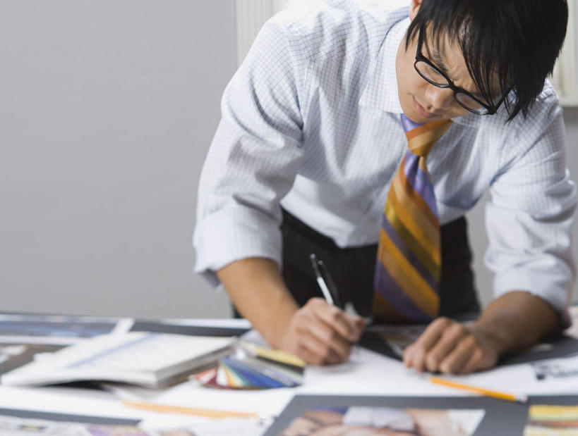 东方人,一个人,商务人士,商务男性,站,横图,室内,白天,正面,衬衫,绘画,书籍,亚洲,仅一个男性,仅一个人,一副,弯腰,握,套装,测量,笔,材料,档案,文件,眼镜,刻度,办公用品,领带,注视,黄种人,水笔,文具,仅一个年轻男性,尺,塑料制品,学习用品,直尺,资料,观察,看,站着,握着,观看,测量工具,文具用品,尺子,察看,衡量,绘图,象征,庄重,关注,文档,商务装,身份,近视眼镜,比例,工薪阶层,测绘,量具,量仪,塑料尺,标度,弯身,正式,地位,男人,男性,年轻男性,亚洲人,白领,上班族,书,图书,站立,半身,彩图,衬衣