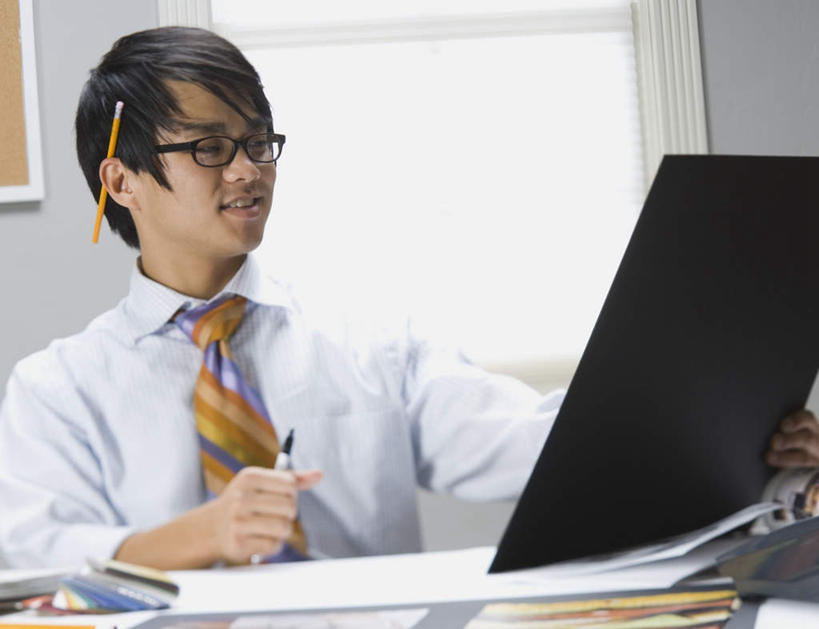 东方人,一个人,商务人士,商务男性,坐,笑,微笑,露齿笑,横图,室内,白天,正面,衬衫,满意,窗户,亚洲,仅一个男性,仅一个人,一副,握,套装,笔,材料,档案,文件,眼镜,墙,办公用品,领带,注视,黄种人,玻璃窗,墙壁,墙面,文具,仅一个年轻男性,白色,铅笔,学习用品,资料,观察,看,握着,观看,文具用品,察看,象征,庄重,关注,文档,商务装,身份,近视眼镜,工薪阶层,正式,地位,男人,男性,年轻男性,亚洲人,白领,上班族,坐着,半身,彩图,衬衣