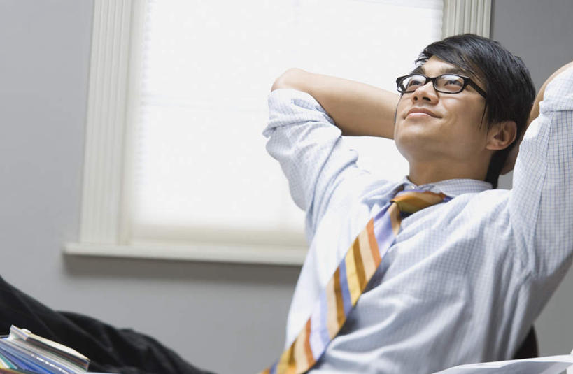 东方人,一个人,商务人士,商务男性,坐,笑,微笑,横图,室内,白天,正面,衬衫,窗户,亚洲,仅一个男性,仅一个人,一副,抱头,套装,眼镜,墙,领带,注视,黄种人,玻璃窗,墙壁,墙面,仅一个年轻男性,观察,看,观看,察看,象征,庄重,关注,商务装,身份,近视眼镜,工薪阶层,正式,地位,捧首,捧头,男人,男性,年轻男性,亚洲人,白领,上班族,坐着,半身,彩图,衬衣