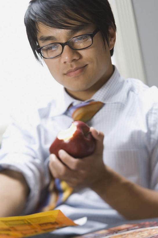 东方人,一个人,商务人士,商务男性,坐,笑,吃,微笑,竖图,室内,白天,正面,衬衫,苹果,水果,亚洲,仅一个男性,仅一个人,一副,套装,新鲜,眼镜,生食,食品,果实,领带,注视,黄种人,食物,仅一个年轻男性,观察,看,有机食品,绿色食品,观看,察看,象征,庄重,关注,商务装,身份,近视眼镜,工薪阶层,正式,地位,男人,男性,年轻男性,亚洲人,白领,上班族,嚼,食,坐着,半身,彩图,衬衣