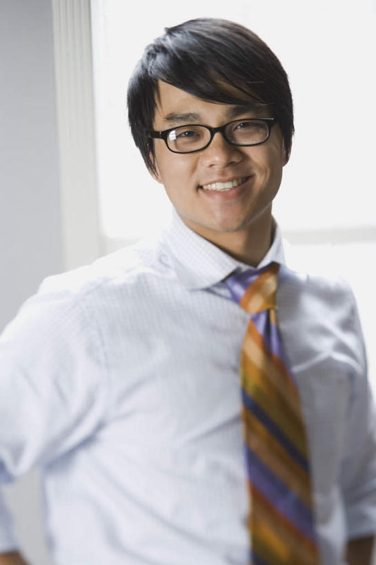 东方人,一个人,商务人士,商务男性,站,笑,微笑,露齿笑,竖图,室内,白天,正面,衬衫,窗户,亚洲,仅一个男性,仅一个人,一副,套装,眼镜,墙,领带,注视,黄种人,玻璃窗,墙壁,墙面,仅一个年轻男性,白色,观察,看,站着,观看,察看,象征,庄重,关注,商务装,身份,近视眼镜,工薪阶层,正式,地位,男人,男性,年轻男性,亚洲人,白领,上班族,站立,半身,彩图,衬衣