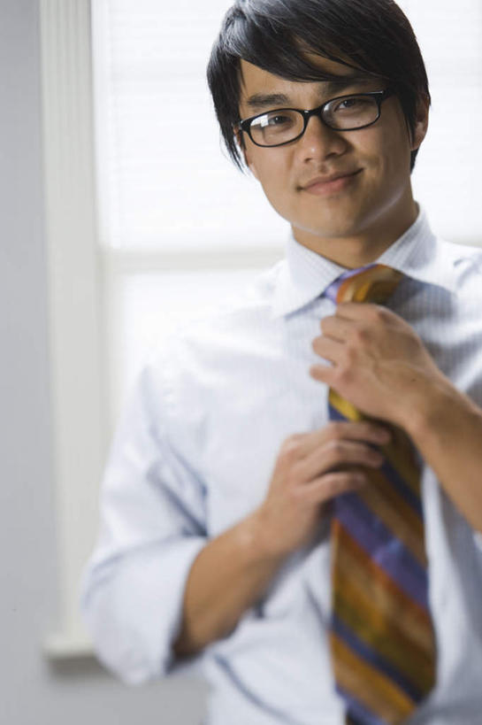 东方人,一个人,商务人士,商务男性,站,竖图,室内,白天,正面,衬衫,窗户,亚洲,仅一个男性,仅一个人,一副,握,套装,朦胧,模糊,眼镜,墙,领带,注视,黄种人,玻璃窗,墙壁,墙面,仅一个年轻男性,白色,观察,看,站着,握着,系,观看,整理,察看,象征,庄重,关注,商务装,调整,身份,近视眼镜,工薪阶层,正式,地位,男人,男性,年轻男性,亚洲人,白领,上班族,站立,半身,彩图,衬衣