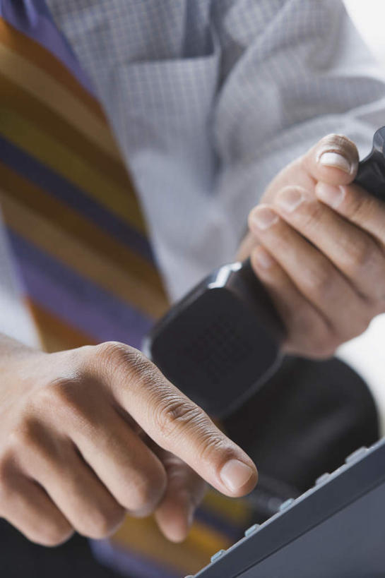 东方人,手,一个人,商务人士,商务男性,打电话,竖图,室内,特写,白天,正面,衬衫,电话,亚洲,双手,仅一个男性,仅一个人,敲打,握,套装,朦胧,模糊,领带,黄种人,输入,通讯设备,仅一个年轻男性,一个,话筒,打字,手部,电话线,握着,单个,点击,敲击,固定电话,象征,庄重,商务装,身份,工薪阶层,正式,地位,交流,按键,男人,男性,年轻男性,亚洲人,白领,上班族,电话机,沟通,通话,半身,彩图,衬衣