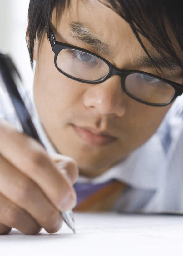 东方人,脸,头,脸颊,手,一个人,商务人士,商务男性,竖图,室内,特写,白天,正面,衬衫,亚洲,仅一个男性,仅一个人,一副,握,套装,朦胧,模糊,笔,眼镜,纸,办公用品,领带,注视,黄种人,肩膀,水笔,文具,仅一个年轻男性,学习用品,观察,看,手部,握着,观看,单手,文具用品,一支,察看,书写,象征,庄重,关注,商务装,身份,近视眼镜,工薪阶层,正式,地位,誊写,男人,男性,年轻男性,亚洲人,头部,脸部,脸蛋,面部,白领,上班族,半身,彩图,衬衣