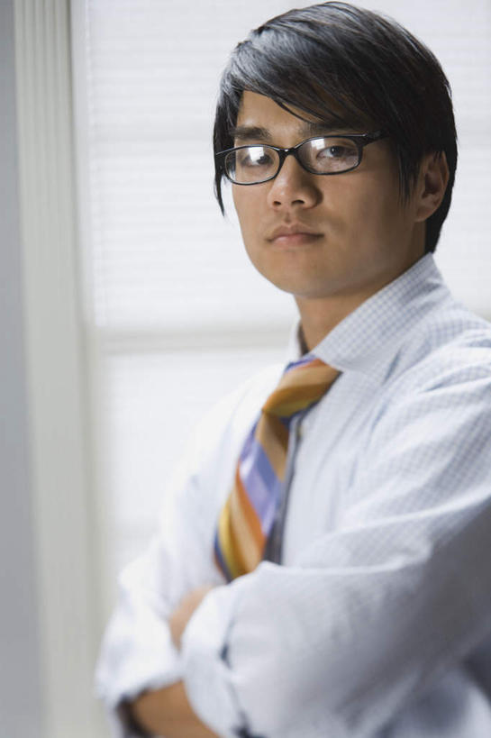 东方人,一个人,商务人士,商务男性,站,笑,双手交叉,微笑,竖图,室内,白天,侧面,衬衫,窗户,亚洲,仅一个男性,仅一个人,一副,套装,眼镜,墙,领带,注视,黄种人,玻璃窗,墙壁,墙面,仅一个年轻男性,观察,看,站着,观看,察看,双手抱胸,象征,庄重,关注,商务装,身份,近视眼镜,工薪阶层,正式,地位,男人,男性,年轻男性,亚洲人,白领,上班族,站立,半身,彩图,衬衣