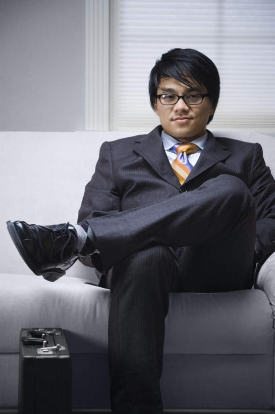 东方人,一个人,商务人士,商务男性,坐,竖图,室内,白天,正面,鞋,衬衫,窗户,沙发,鞋子,亚洲,仅一个男性,仅一个人,一副,套装,包,公文包,眼镜,墙,领带,皮革,二郎腿,注视,黄种人,玻璃窗,墙壁,墙面,仅一个年轻男性,一个,观察,看,单个,公事包,观看,察看,象征,庄重,关注,商务装,身份,近视眼镜,布艺沙发,工薪阶层,正式,地位,男人,男性,年轻男性,亚洲人,白领,上班族,坐着,半身,彩图,衬衣,皮鞋