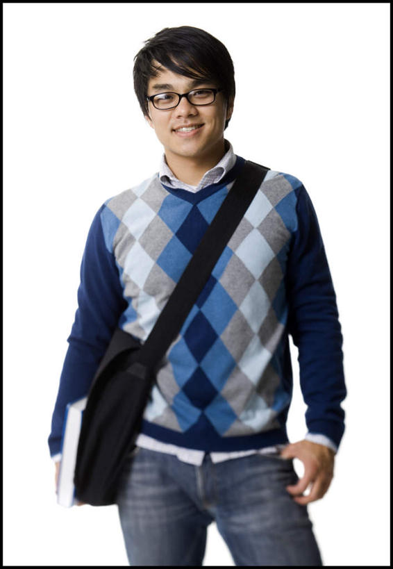 东方人,一个人,学生,站,笑,微笑,露齿笑,竖图,室内,白天,白色背景,正面,毛衣,衬衫,亚洲,仅一个男性,仅一个人,一副,服装,包,书包,眼镜,注视,休闲装,黄种人,仅一个年轻男性,一个,衣服,背包,观察,看,站着,休闲,休闲服,摄影,服饰,影棚,单个,观看,单肩包,察看,关注,线衫,近视眼镜,男人,男性,年轻男性,亚洲人,站立,半身,彩图,影棚拍摄,衬衣,绒衣,套衫,套头毛衣,线衣,拍摄