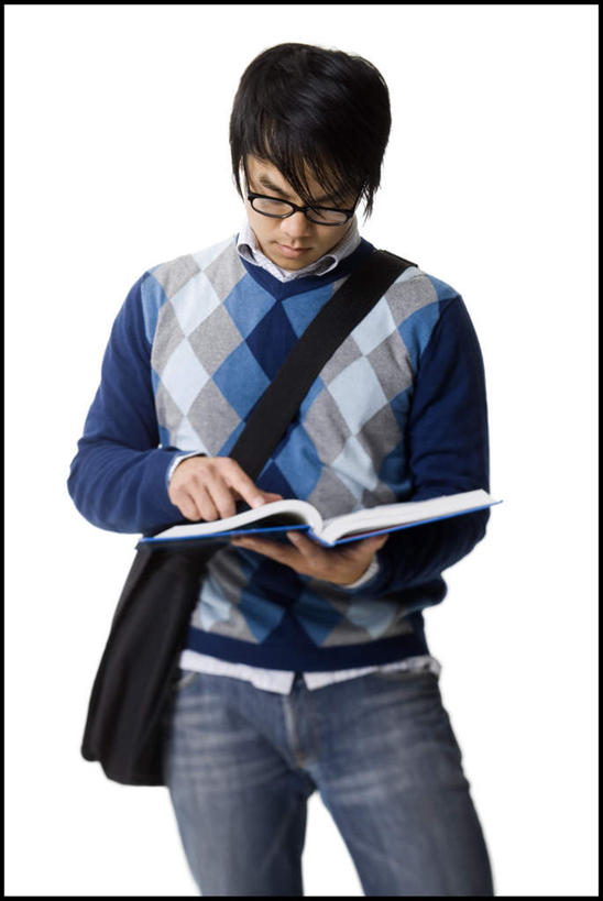 东方人,一个人,学生,站,竖图,室内,白天,白色背景,正面,毛衣,衬衫,书籍,亚洲,仅一个男性,仅一个人,一本,一副,握,服装,包,书包,眼镜,注视,休闲装,黄种人,仅一个年轻男性,一个,衣服,背包,低头,观察,看,站着,休闲,休闲服,握着,摄影,服饰,影棚,单个,观看,单肩包,察看,关注,线衫,近视眼镜,垂头,男人,男性,年轻男性,亚洲人,书,图书,站立,半身,彩图,影棚拍摄,衬衣,绒衣,套衫,套头毛衣,线衣,拍摄