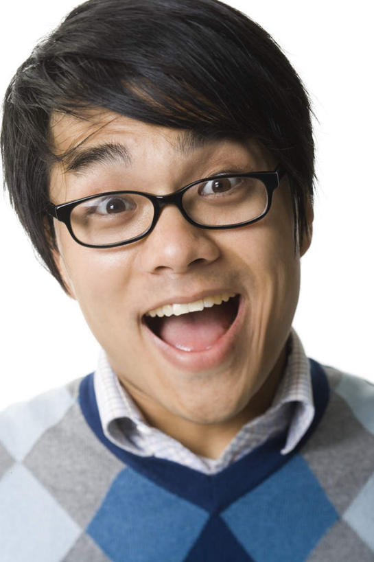 东方人,脸,头,脸颊,一个人,学生,站,笑,微笑,露齿笑,竖图,室内,特写,白天,白色背景,正面,毛衣,衬衫,亚洲,仅一个男性,仅一个人,一副,服装,眼镜,注视,休闲装,黄种人,肩膀,仅一个年轻男性,衣服,观察,看,站着,休闲,休闲服,摄影,服饰,影棚,观看,察看,关注,线衫,近视眼镜,男人,男性,年轻男性,亚洲人,头部,脸部,脸蛋,面部,站立,半身,彩图,影棚拍摄,衬衣,绒衣,套衫,套头毛衣,线衣,拍摄