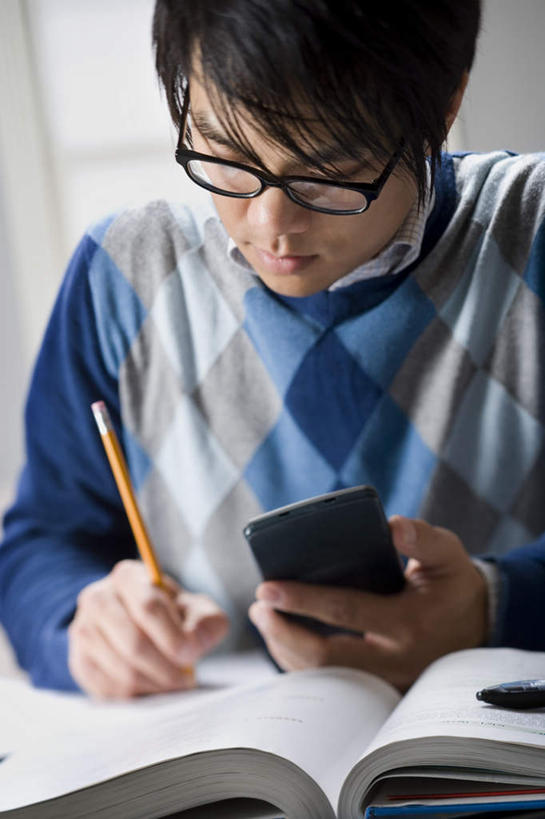 东方人,一个人,学生,坐,打电话,竖图,室内,白天,正面,毛衣,衬衫,窗户,电话,手机,书籍,亚洲,仅一个男性,仅一个人,一本,一副,握,阴影,服装,反射,笔,眼镜,影子,墙,办公用品,注视,休闲装,黄种人,通讯设备,玻璃窗,墙壁,墙面,文具,仅一个年轻男性,衣服,白色,铅笔,学习用品,低头,观察,看,休闲,休闲服,握着,服饰,观看,文具用品,一支,察看,书写,关注,线衫,近视眼镜,一部,垂头,誊写,交流,男人,男性,年轻男性,亚洲人,书,图书,沟通,通话,坐着,半身,彩图,衬衣,绒衣,套衫,套头毛衣,线衣