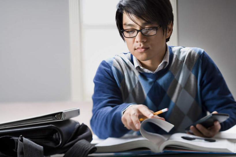 东方人,一个人,学生,坐,打电话,横图,室内,白天,正面,毛衣,衬衫,窗户,电话,手机,书籍,亚洲,仅一个男性,仅一个人,一本,一副,握,阴影,服装,反射,笔,材料,档案,文件,眼镜,影子,墙,办公用品,注视,休闲装,黄种人,通讯设备,玻璃窗,墙壁,墙面,文具,仅一个年轻男性,衣服,白色,铅笔,学习用品,资料,低头,观察,看,休闲,休闲服,握着,服饰,观看,文具用品,一支,察看,书写,关注,文档,线衫,近视眼镜,一部,垂头,誊写,交流,男人,男性,年轻男性,亚洲人,书,图书,沟通,通话,坐着,半身,彩图,衬衣,绒衣,套衫,套头毛衣,线衣