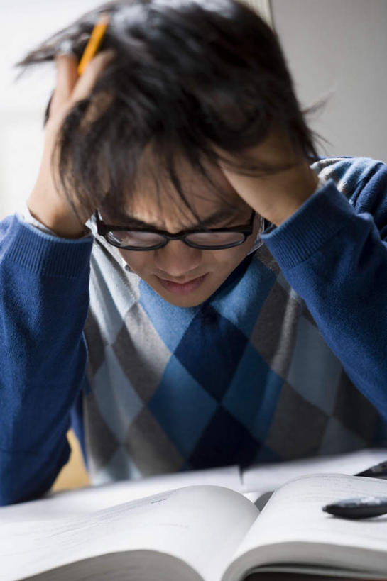 东方人,一个人,学生,竖图,室内,白天,正面,毛衣,衬衫,亚洲,仅一个男性,仅一个人,一副,抱头,服装,笔,眼镜,办公用品,休闲装,黄种人,文具,仅一个年轻男性,衣服,铅笔,学习用品,低头,休闲,休闲服,服饰,烦躁,文具用品,一支,线衫,近视眼镜,急躁,焦躁,垂头,捧首,捧头,男人,男性,年轻男性,亚洲人,半身,彩图,衬衣,绒衣,套衫,套头毛衣,线衣