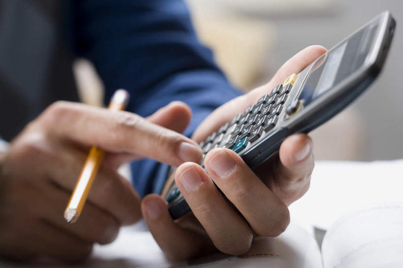 西方人,手,一个人,横图,俯视,室内,特写,白天,计算器,欧洲,欧洲人,双手,仅一个男性,仅一个人,敲打,阴影,服装,朦胧,模糊,反射,计算,科学,笔,影子,办公用品,休闲装,输入,文具,仅一个年轻男性,一个,衣服,铅笔,学习用品,打字,休闲,手部,休闲服,理财,财务,服饰,单个,点击,敲击,文具用品,一支,数学,按键,男人,男性,年轻男性,白种人,半身,彩图,高角度拍摄