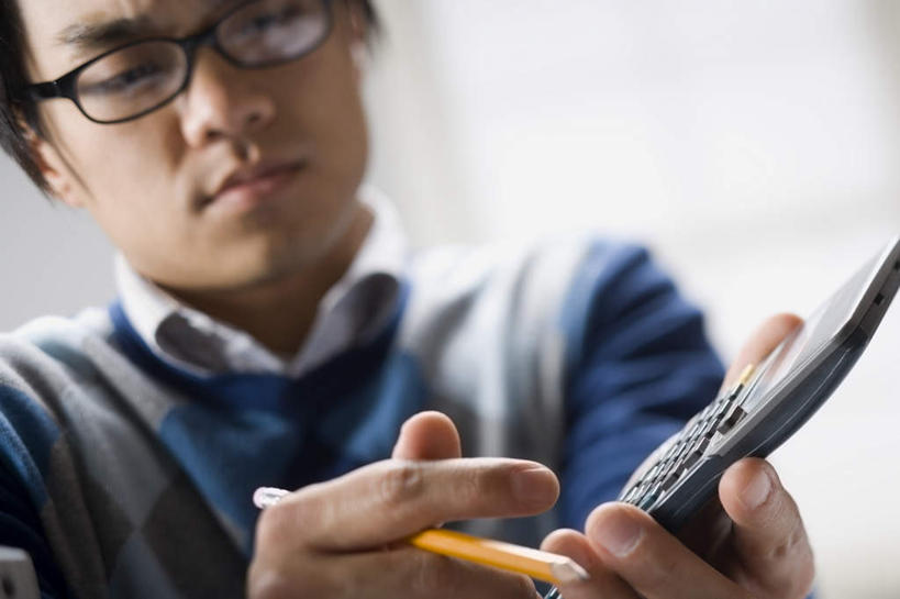 东方人,脸,头,脸颊,手,一个人,学生,坐,横图,室内,特写,白天,正面,毛衣,衬衫,计算器,亚洲,双手,仅一个男性,仅一个人,一副,敲打,服装,朦胧,模糊,计算,科学,笔,眼镜,办公用品,注视,休闲装,黄种人,输入,肩膀,文具,仅一个年轻男性,一个,衣服,铅笔,学习用品,打字,观察,看,休闲,手部,休闲服,理财,财务,服饰,单个,观看,点击,敲击,文具用品,一支,察看,关注,数学,线衫,近视眼镜,按键,男人,男性,年轻男性,亚洲人,头部,脸部,脸蛋,面部,坐着,半身,彩图,衬衣,绒衣,套衫,套头毛衣,线衣