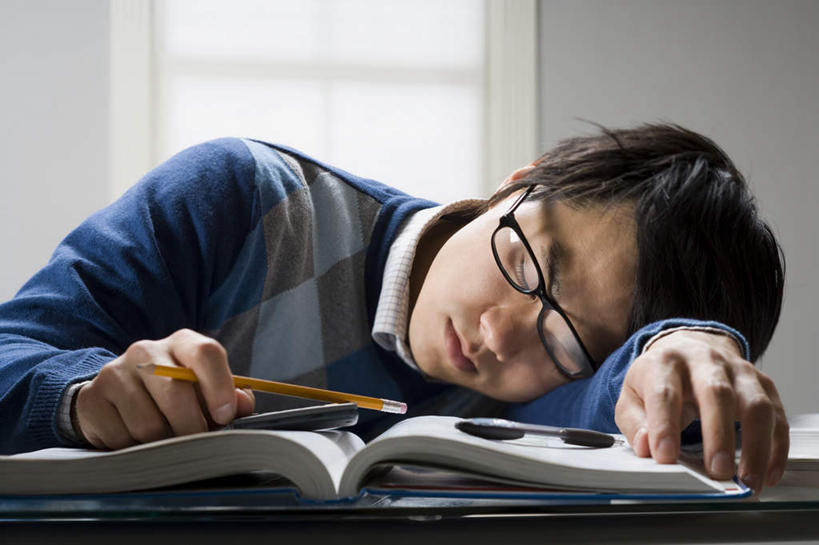 东方人,一个人,学生,闭眼,睡,横图,室内,白天,正面,毛衣,衬衫,窗户,书籍,亚洲,仅一个男性,仅一个人,一本,一副,服装,笔,眼镜,墙,办公用品,休闲装,黄种人,玻璃窗,墙壁,墙面,文具,仅一个年轻男性,衣服,白色,铅笔,学习用品,趴着,休闲,休闲服,服饰,文具用品,一支,线衫,近视眼镜,男人,男性,年轻男性,亚洲人,书,图书,闭眼睛,闭着眼,闭着眼睛,困,困觉,趴,寝息,睡觉,半身,彩图,衬衣,绒衣,套衫,套头毛衣,线衣