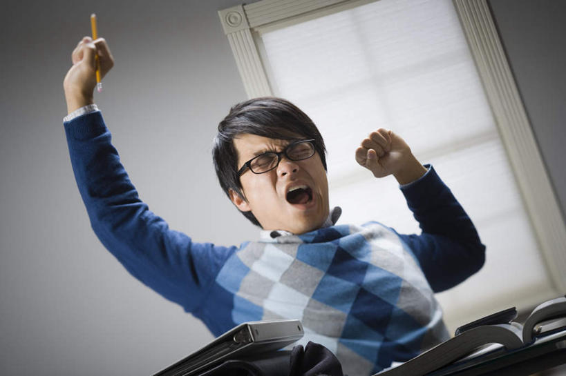 东方人,一个人,学生,坐,伸展双臂,横图,室内,白天,正面,毛衣,衬衫,窗户,书籍,亚洲,仅一个男性,仅一个人,一副,伸展,服装,笔,眼镜,墙,办公用品,休闲装,黄种人,伸懒腰,玻璃窗,墙壁,墙面,文具,仅一个年轻男性,衣服,白色,铅笔,学习用品,张嘴,休闲,休闲服,放松,服饰,文具用品,一支,线衫,惬意,近视眼镜,张大嘴巴,懒腰,男人,男性,年轻男性,亚洲人,书,图书,张开嘴,敞开双臂,伸开双臂,展开双肩,张开手臂,张开双臂,坐着,半身,彩图,衬衣,绒衣,套衫,套头毛衣,线衣,慵懒