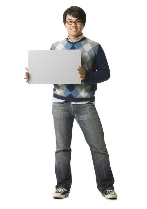 东方人,一个人,学生,站,笑,微笑,露齿笑,竖图,室内,白天,白色背景,正面,毛衣,衬衫,指示牌,亚洲,仅一个男性,仅一个人,一副,握,服装,标志,广告牌,眼镜,注视,休闲装,黄种人,标识,仅一个年轻男性,衣服,观察,看,站着,休闲,休闲服,握着,摄影,服饰,影棚,观看,察看,关注,线衫,近视眼镜,男人,男性,年轻男性,亚洲人,站立,彩图,全身,影棚拍摄,衬衣,绒衣,套衫,套头毛衣,线衣,拍摄