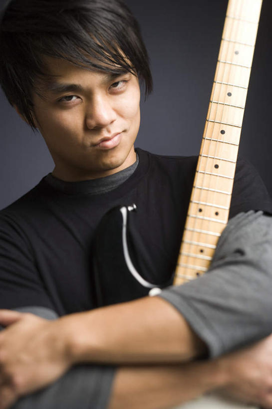 东方人,一个人,站,抱,竖图,室内,白天,正面,亚洲,仅一个男性,仅一个人,黑色背景,服装,电吉他,乐器,弦乐器,注视,休闲装,黄种人,仅一个年轻男性,衣服,观察,看,站着,休闲,休闲服,摄影,服饰,影棚,抱着,观看,察看,搂着,关注,弹拨弦鸣乐器,男人,男性,年轻男性,亚洲人,搂,搂抱,站立,半身,彩图,影棚拍摄,拍摄,弹拨弦乐器